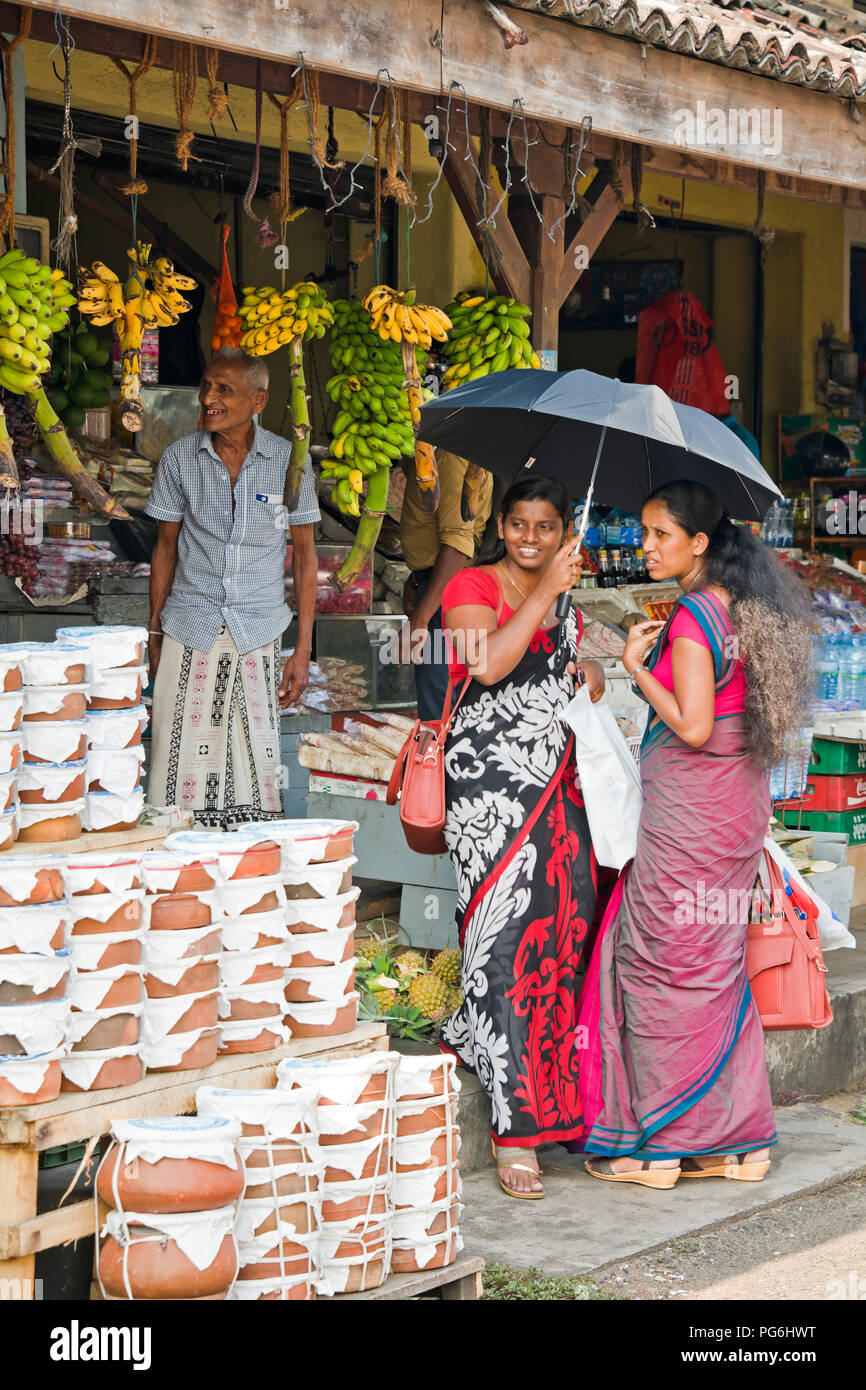 Vertikale Ansicht von traditionell gekleideten Damen Lebensmittel in den Obst und Gemüse in Sri Lanka. Stockfoto