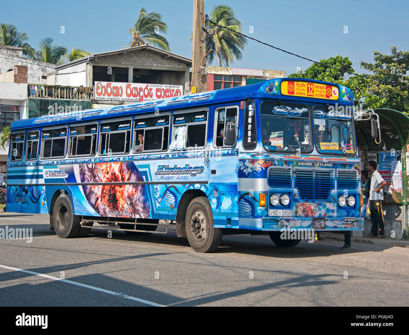 Horizontale Nahaufnahme eines eingerichteten privaten Bus stoppte in Hikkaduwa, Sri Lanka. Stockfoto Horizontale Nahaufnahme eines eingerichteten privaten Bus stoppte in Hikkaduwa, Sri Lanka. Stockfoto