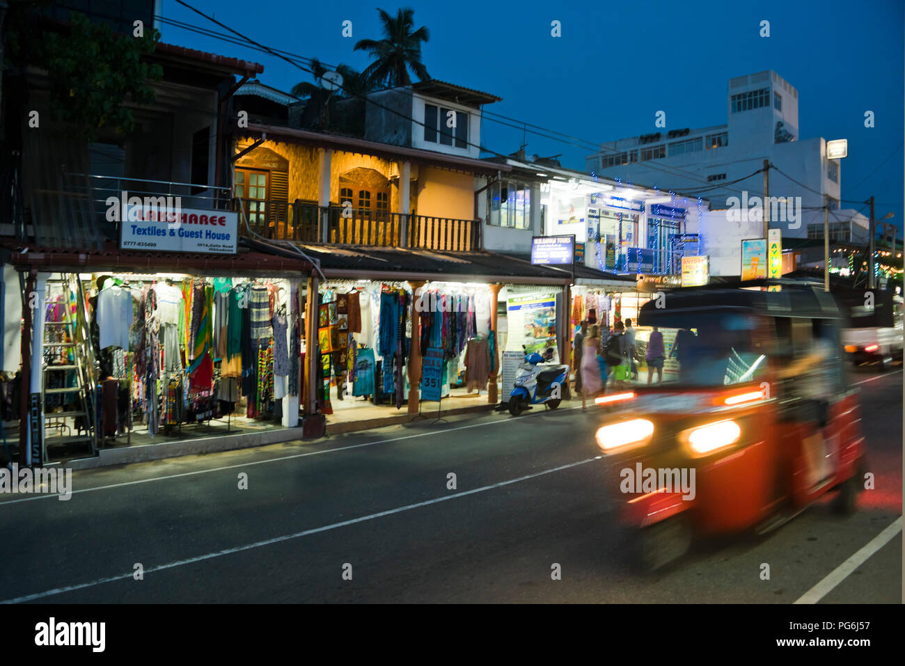 Horizontale nächtlichen Straßenbild in Hikkaduwa, Sri Lanka. Stockfoto