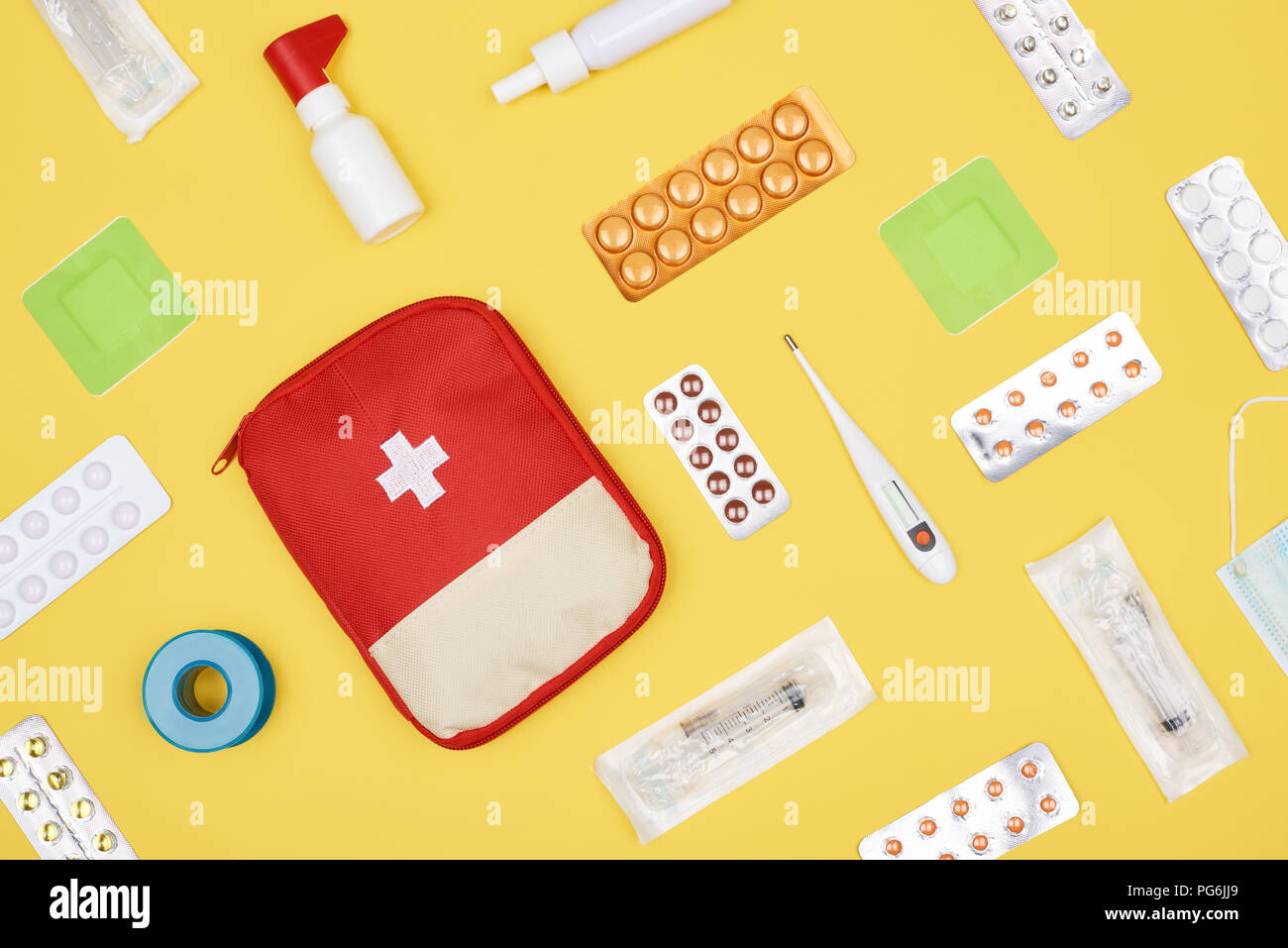 Blick von oben auf die Erste Hilfe Kit mit verschiedenen Arzneimitteln isoliert auf Gelb Stockfoto