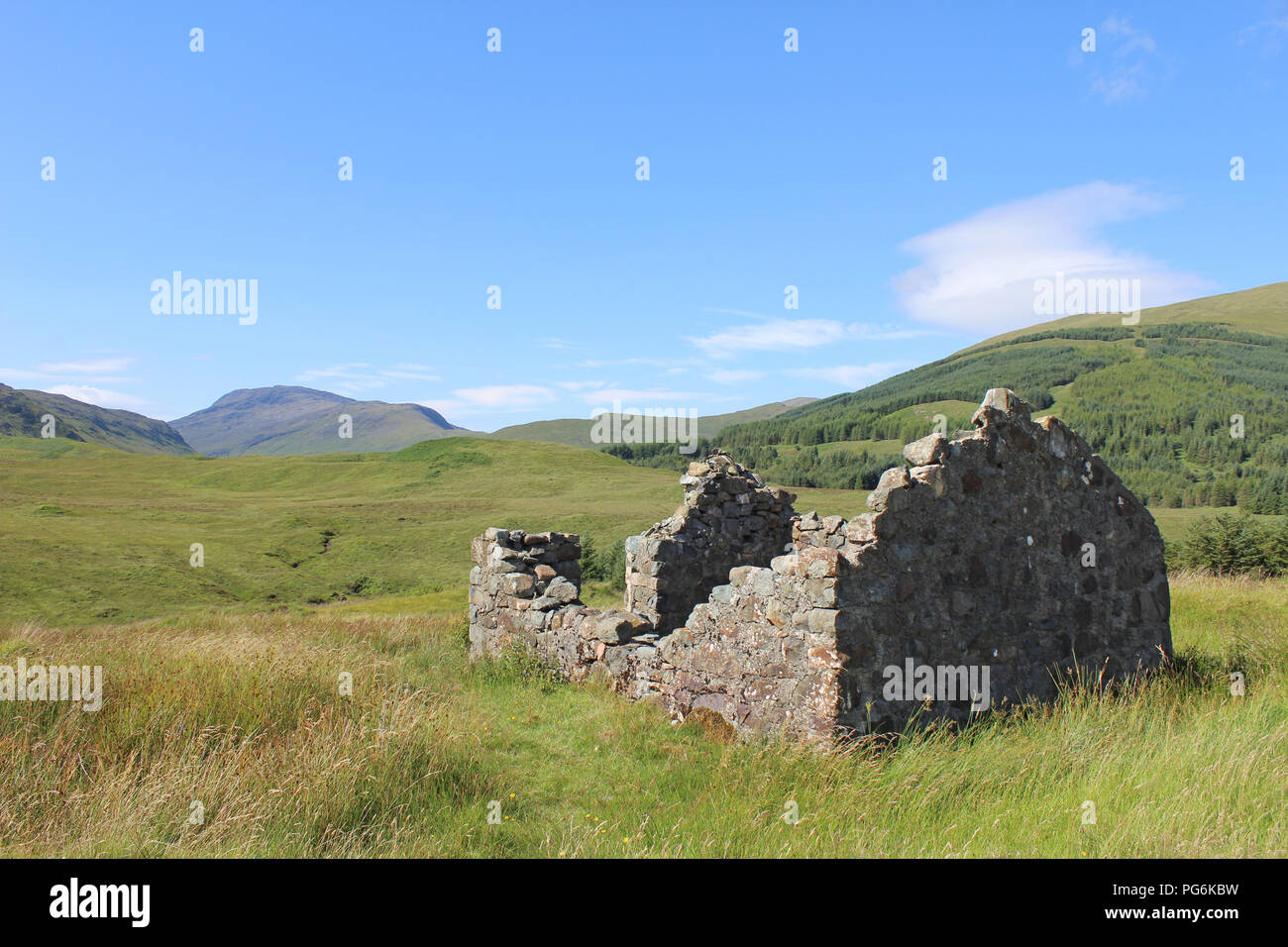 Blick auf die schöne Landschaft von Glen Mehr auf der Isle of Mull in der Nähe der A 849, mit einem verlassenen Croft im Vordergrund. Stockfoto