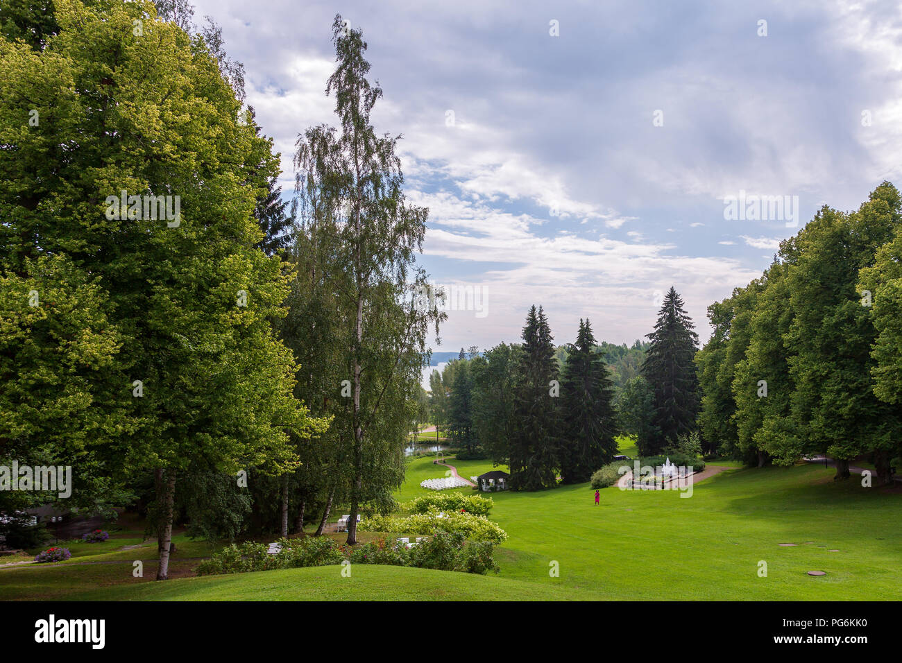 Natürlich schönen Waterfront Hochzeit in Finnland. Hochzeit Garten. Stockfoto