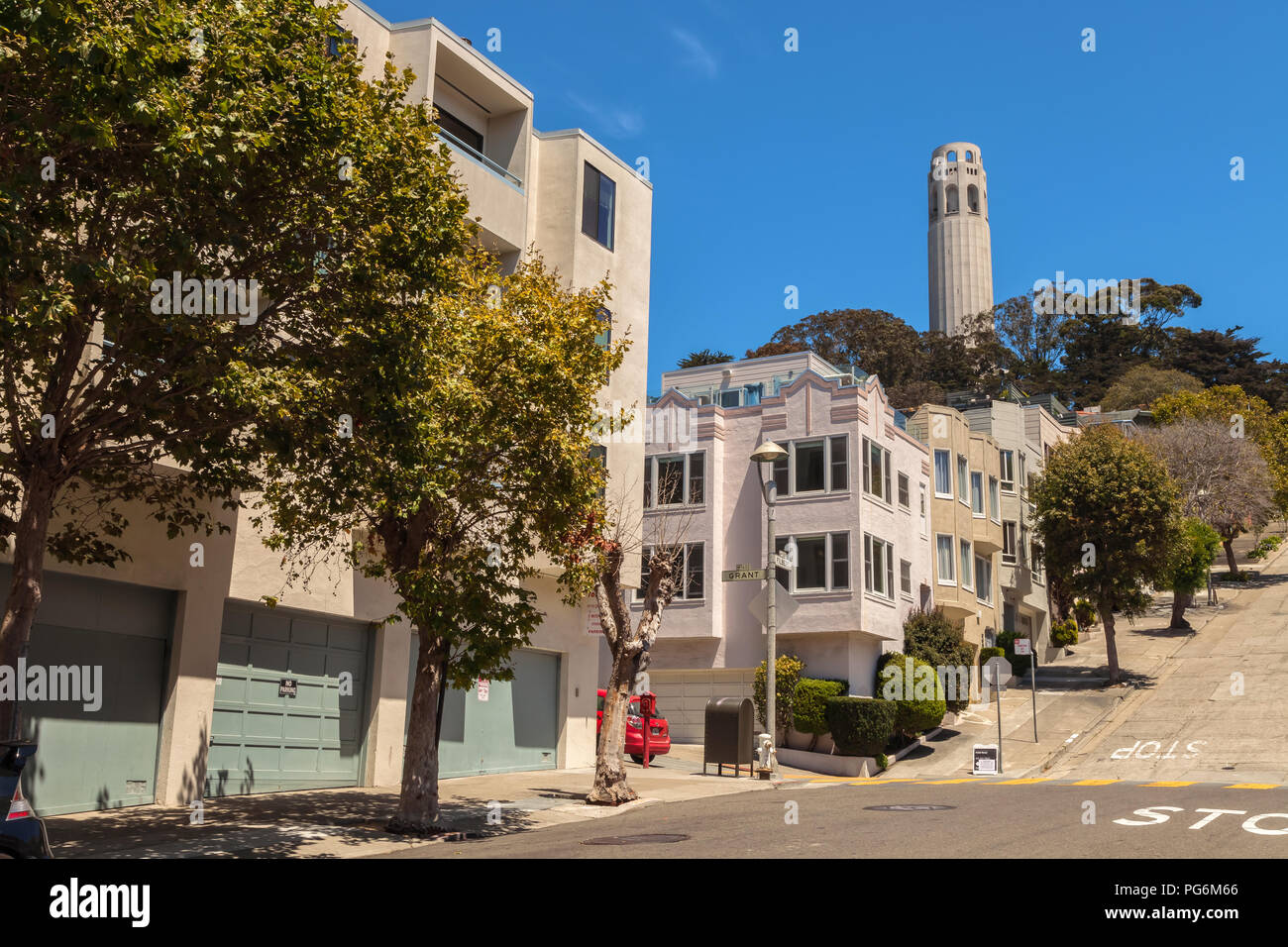 Home Strukturen, mit der Coit Tower im Hintergrund, San Francisco, Kalifornien, USA. Stockfoto