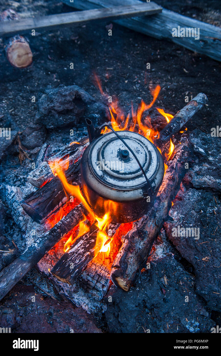 Kochendes Wasser Topf über einem offenen Feuer, Kamtschatka, Russland Stockfoto