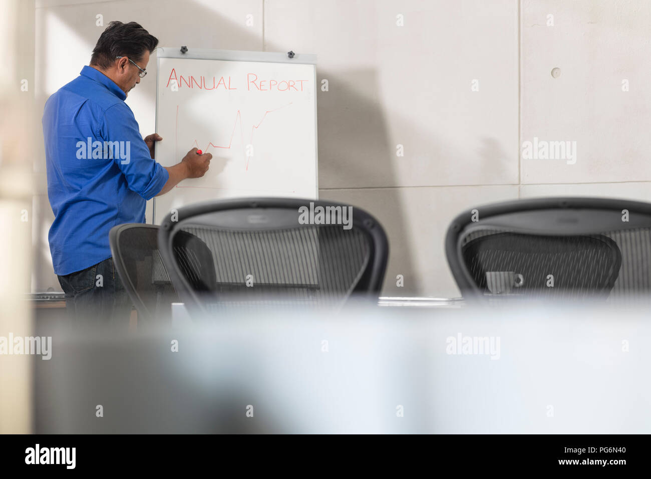 Geschäftsmann am Whiteboard im Konferenzraum Stockfoto