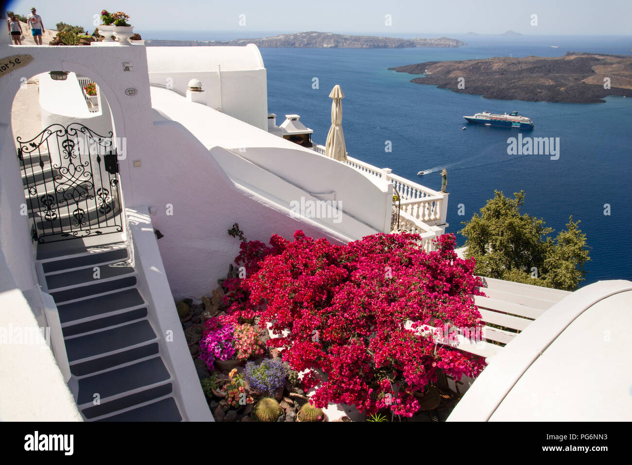 Fira und die Ägäis auf der Insel Santorin, Griechenland. Stockfoto