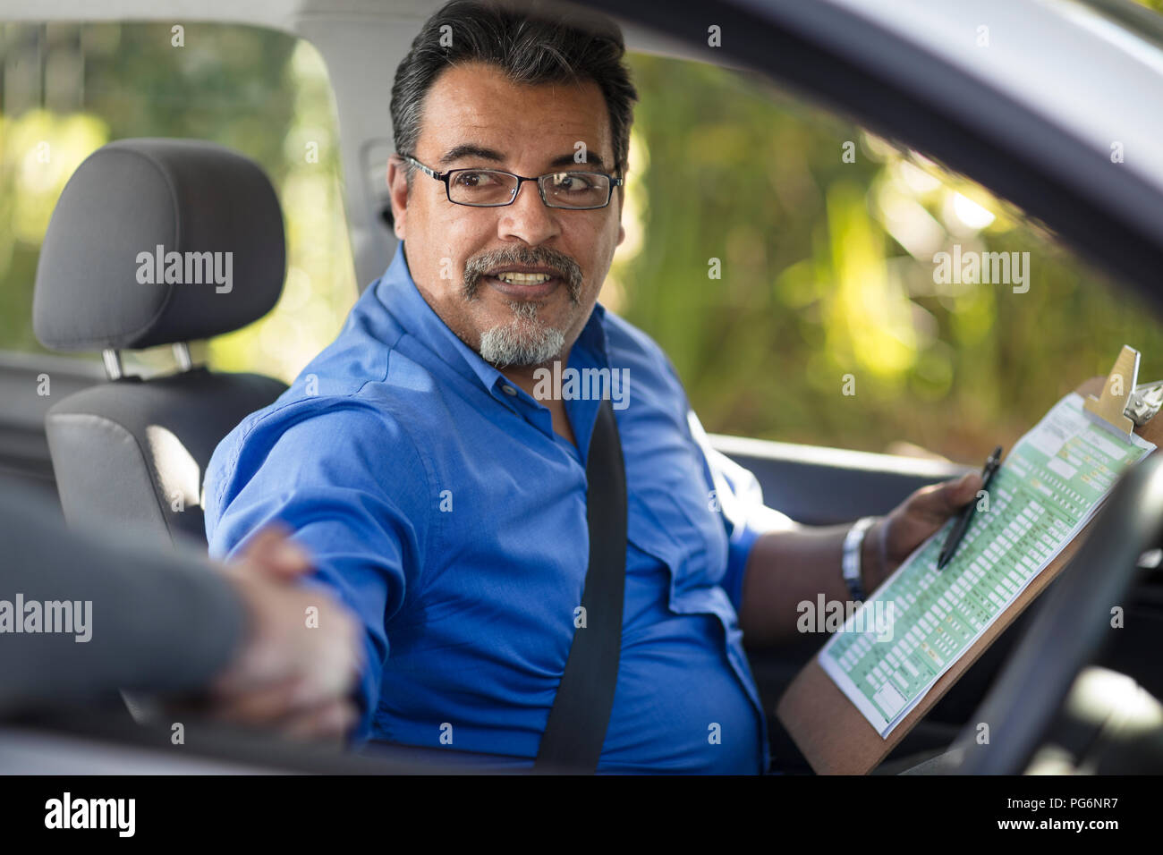 Fahrlehrer die Hände schütteln mit Fahrschüler Stockfoto