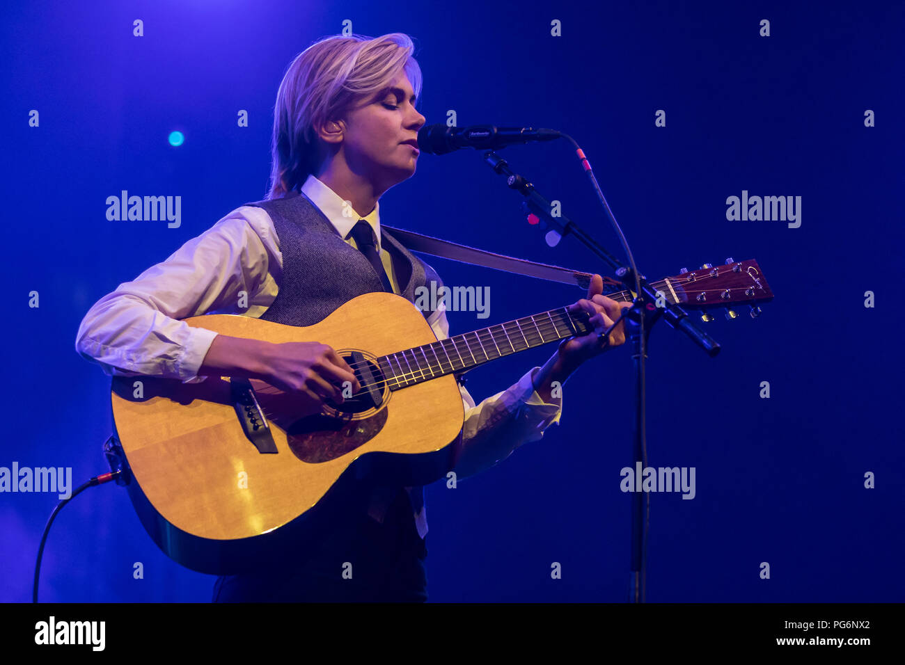Die schwedische Sängerin und Songwriterin Anna Ternheim live bei der 26 Blue Balls Festival in Luzern, Schweiz Stockfoto