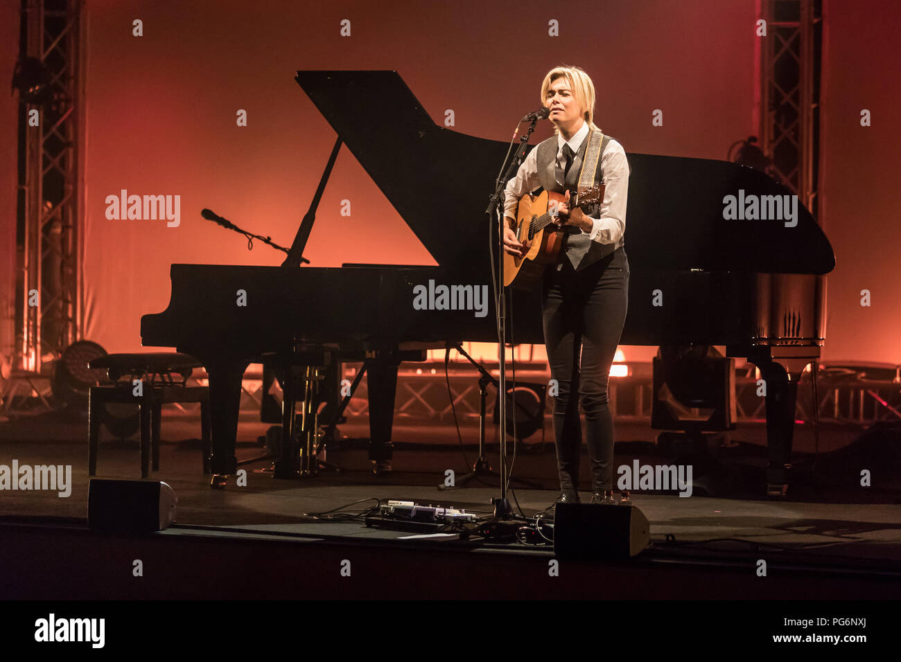 Die schwedische Sängerin und Songwriterin Anna Ternheim live bei der 26 Blue Balls Festival in Luzern, Schweiz Stockfoto