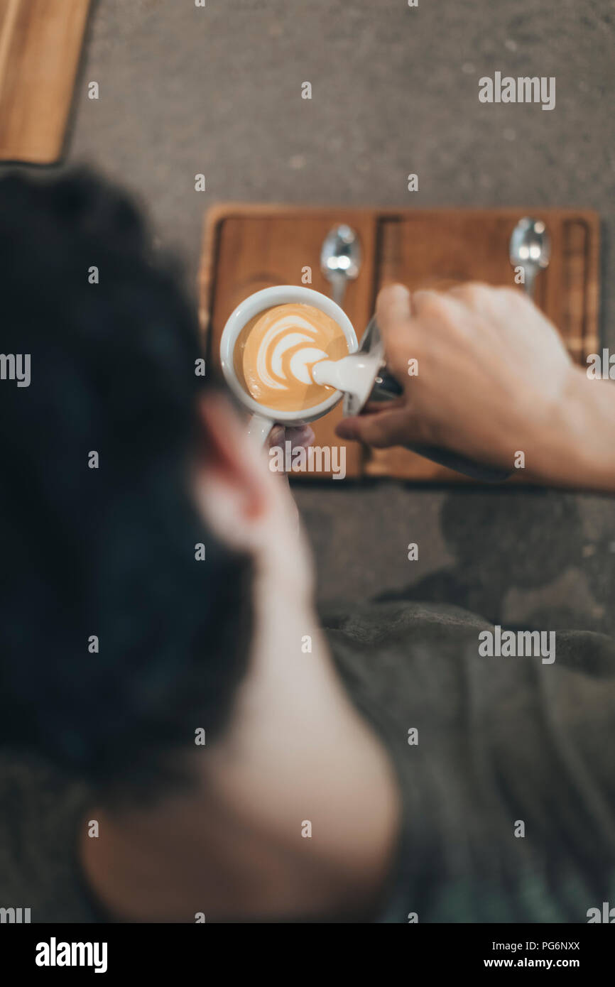 Mann Zubereitung von Kaffee Stockfoto