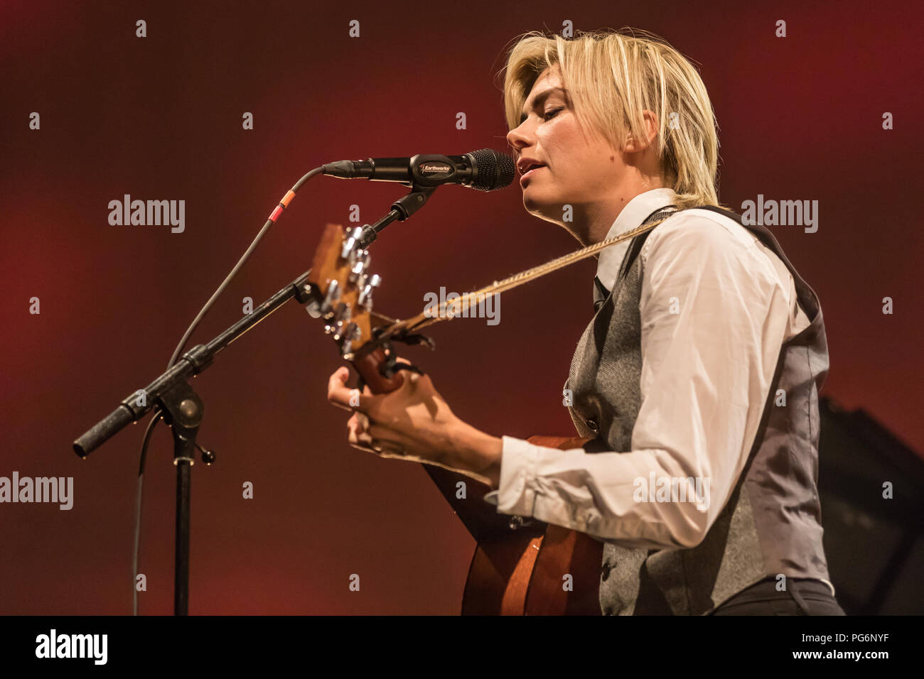 Die schwedische Sängerin und Songwriterin Anna Ternheim live bei der 26 Blue Balls Festival in Luzern, Schweiz Stockfoto