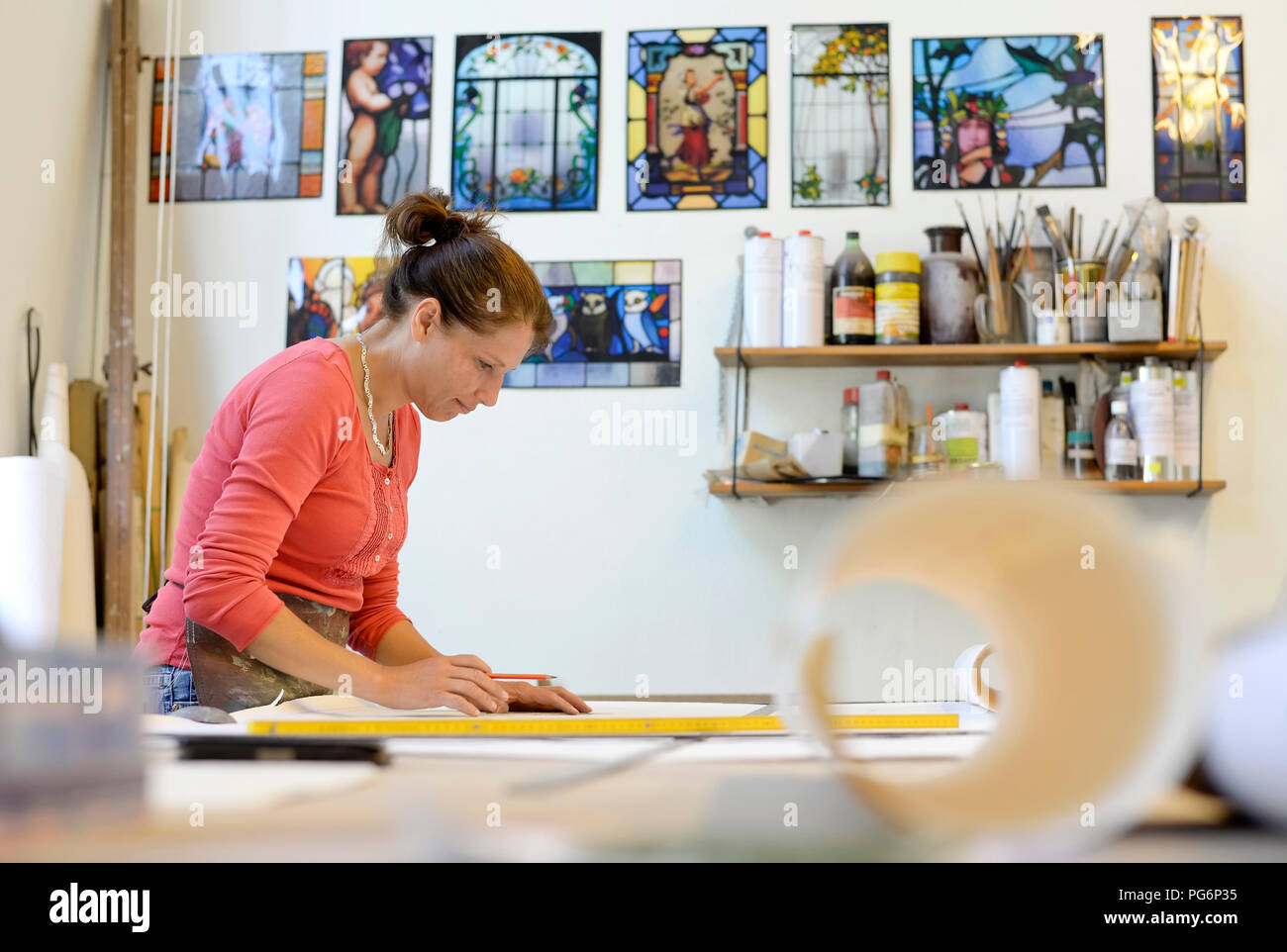 Frau Arbeiten am Entwurf in Glaser's Werkstatt Stockfoto