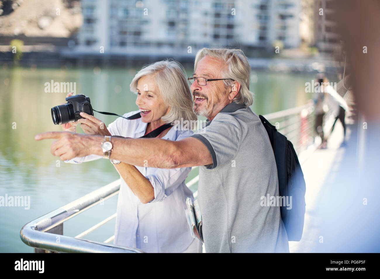 Senior Paar, eine Städtereise, das Aufnehmen von Fotos Stockfoto