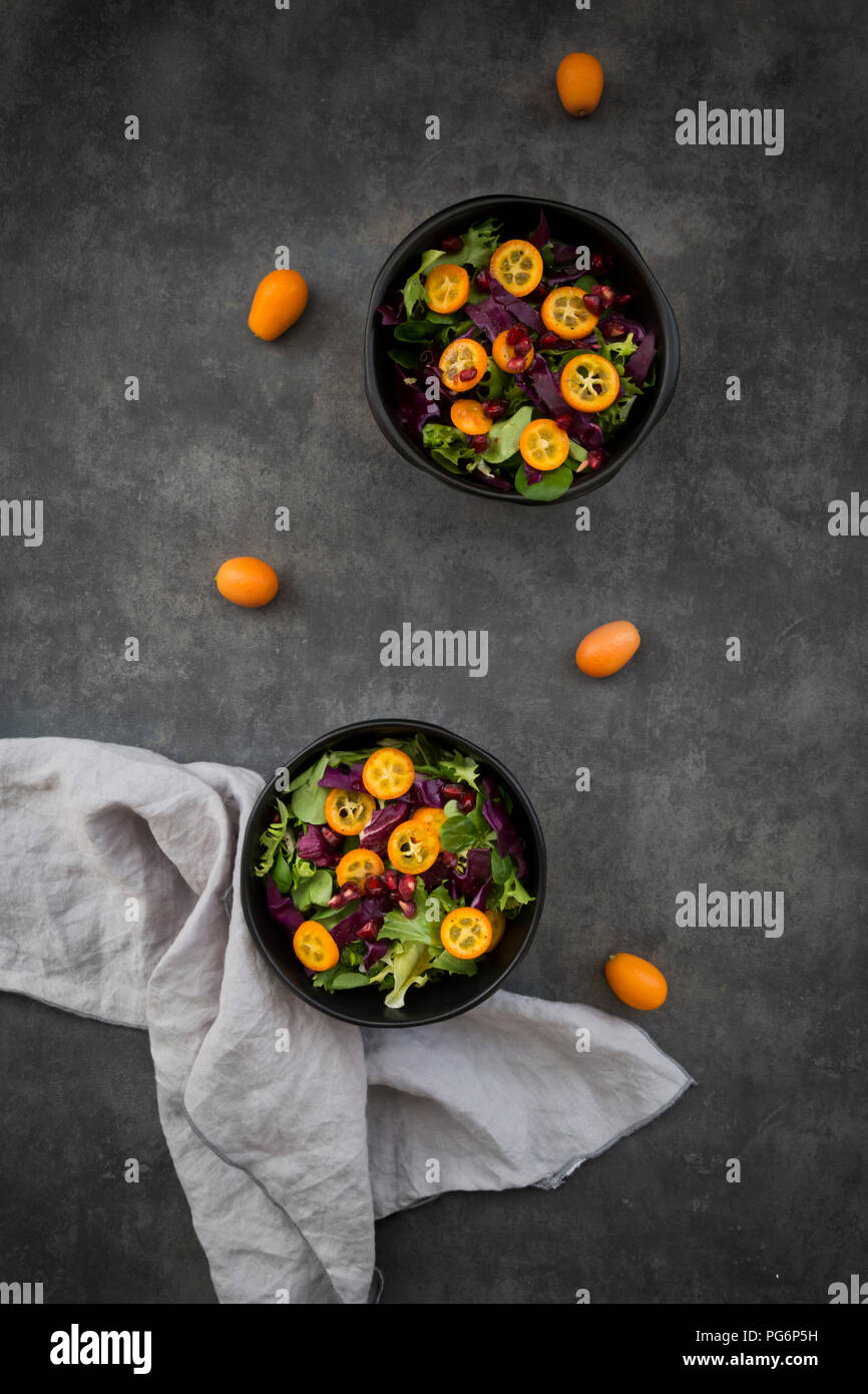 Schüssel Gemischter grüner Salat mit Rotkohl, kumquat und Granatapfel Samen Stockfoto
