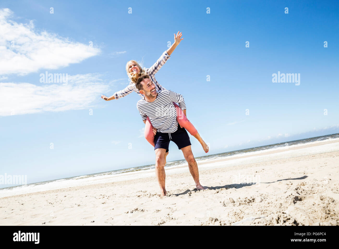 Fröhlich verspielten Paar am Strand Stockfoto