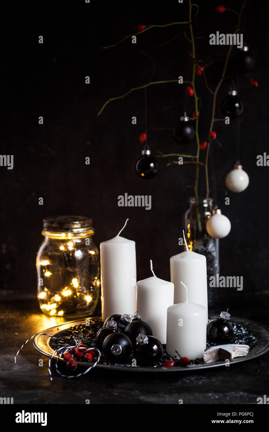 Advent Kerzen Dekoration mit weißen und schwarzen Kugeln Stockfoto