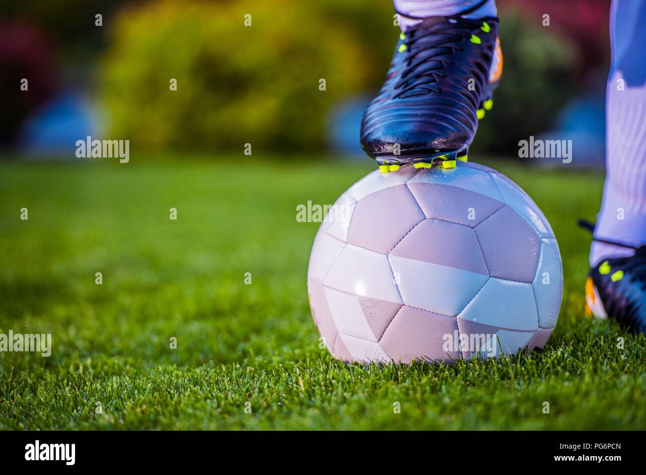 Fußball-Fußball-Spieler halten Steckvorrichtung an der Kugel. Closeup Foto. Fußball-Thema. Stockfoto