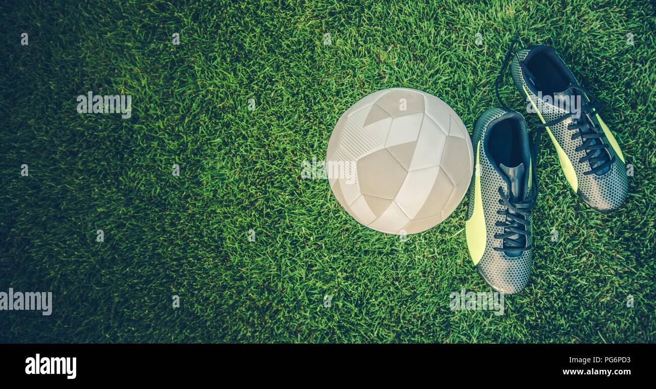 Fußball-Spiel Banner. Cleaths und Fußball auf der Art Gras. Linken Seite Platz kopieren. Fußball-Thema. Stockfoto