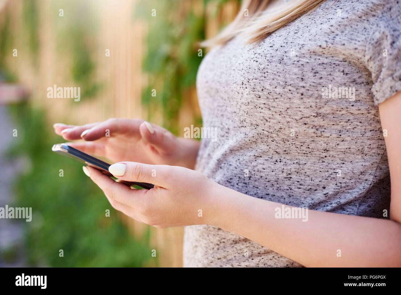 Frau mit Smartphone, Teilansicht Stockfoto