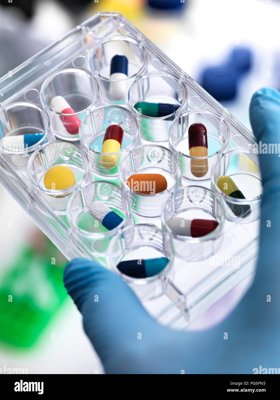 Die pharmazeutische Forschung, Wissenschaftler, die eine multi-well Platte mit Medikamenten im Labor getestet werden. Stockfoto