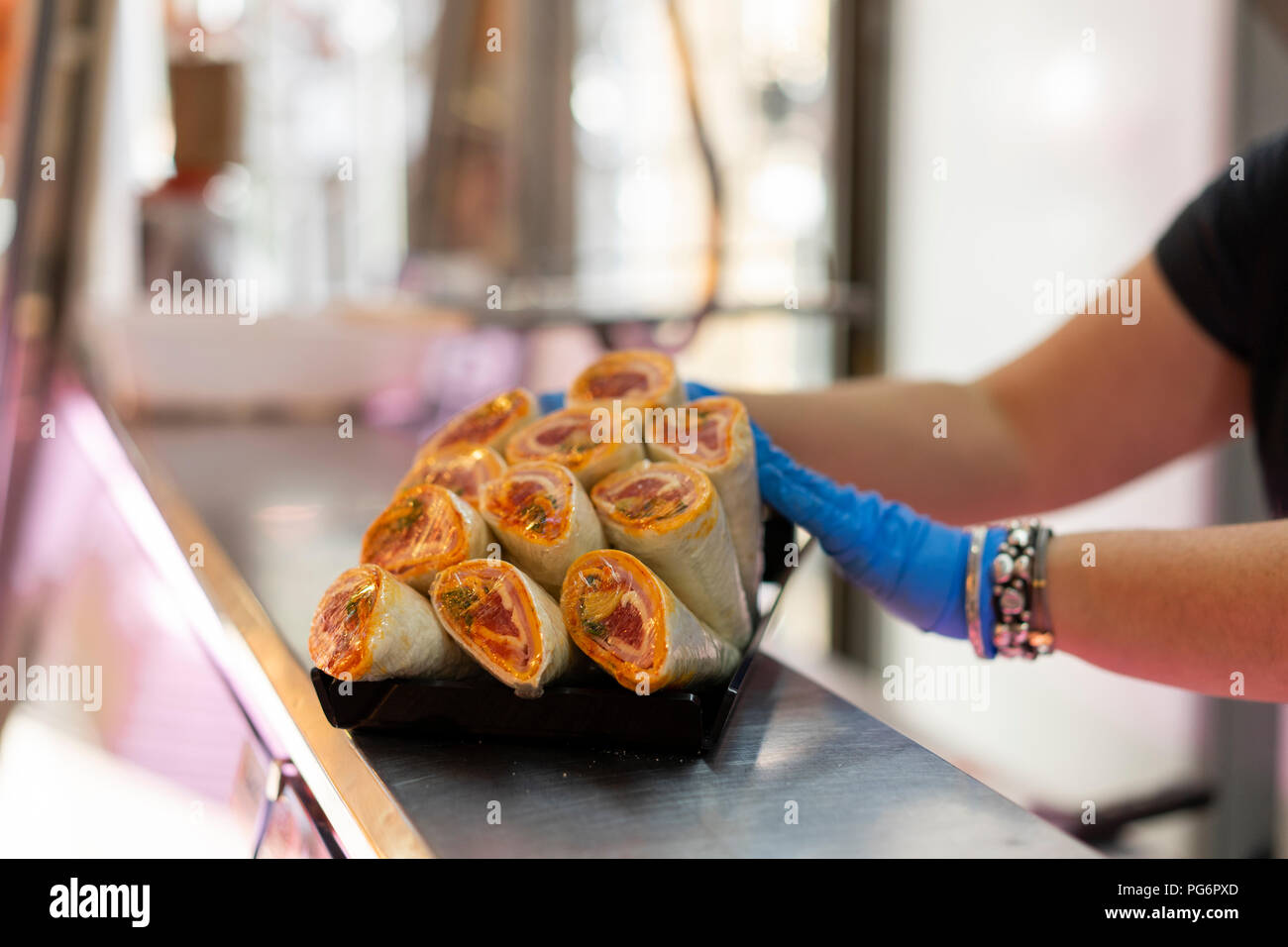 Frau in Marktstand, selbstgemachte Tortilla Wraps auf Anzeige Stockfoto