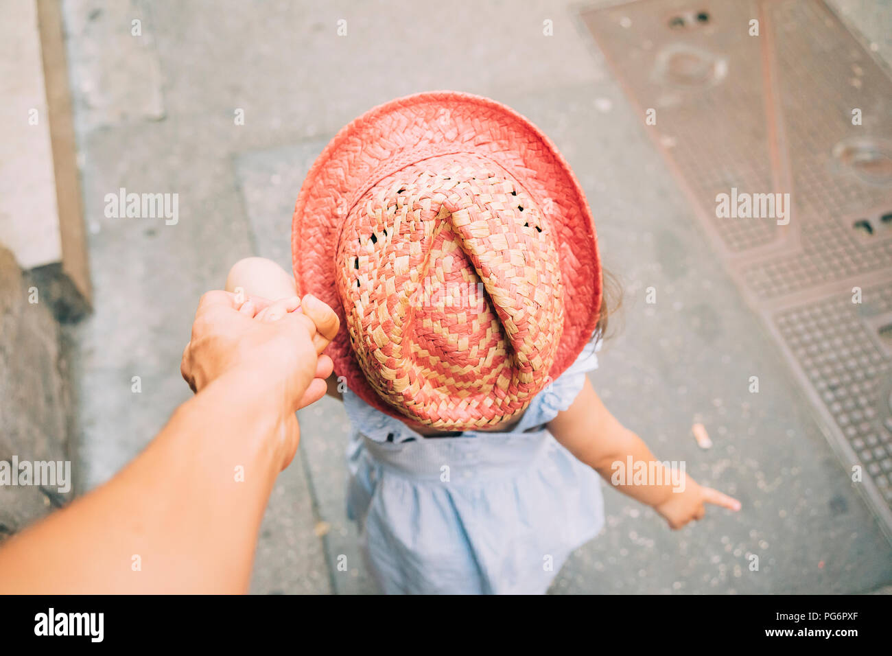 Kleinkind Mädchen gingen Hand holding Mutter Stockfoto