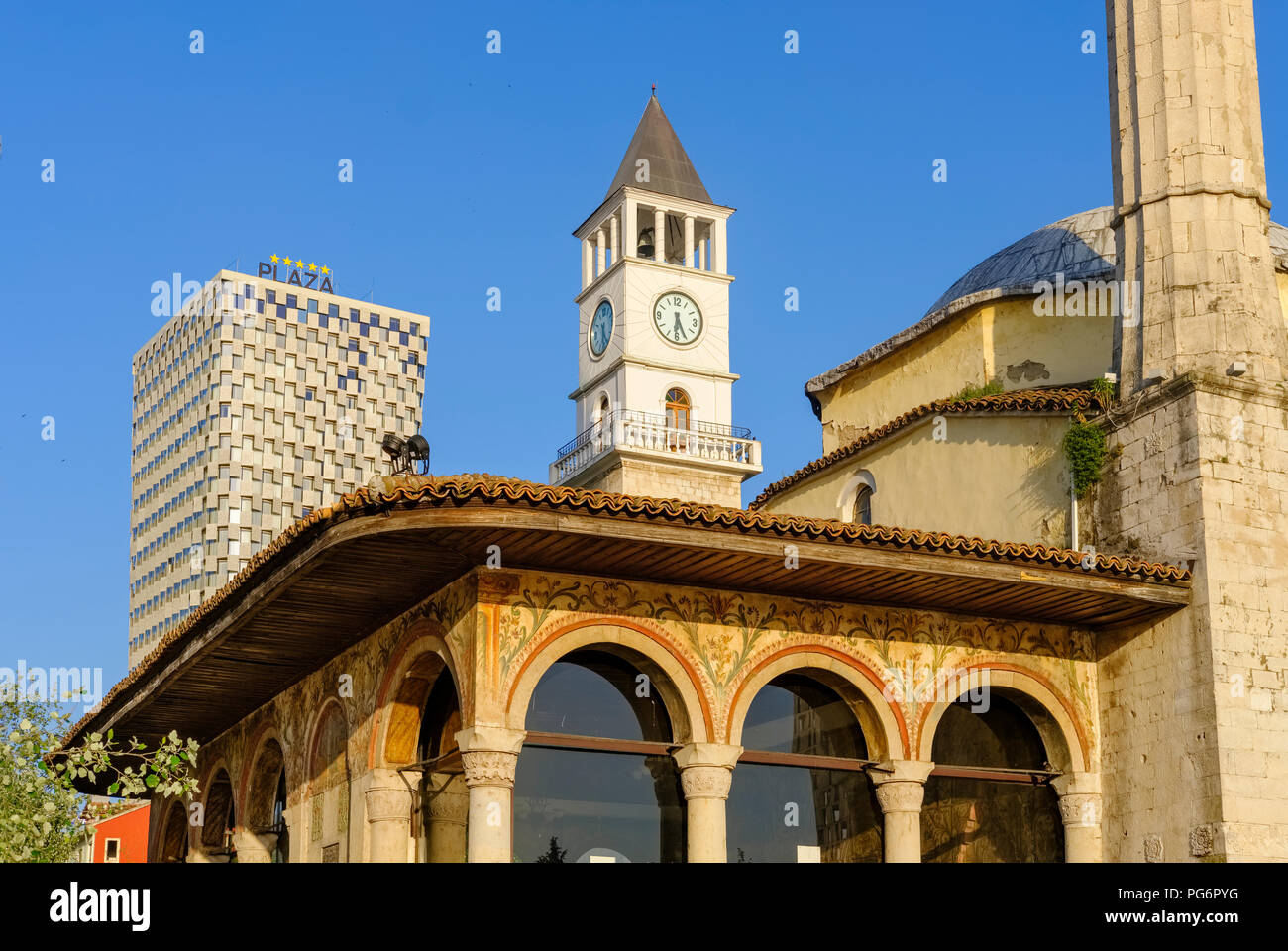 Albanien, Tirana, TID Turm, Clock Tower, Et'Hem Bey Moschee Stockfoto