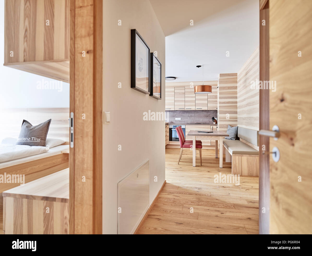 Interieur mit offener Küche und Schlafzimmer der Ferienwohnung Stockfoto