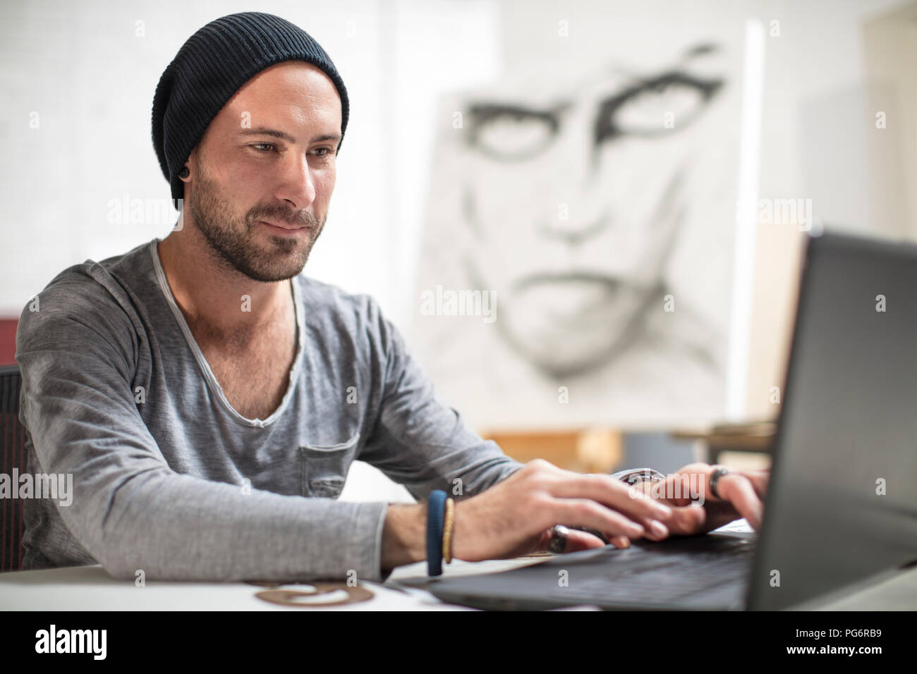 Artist mit Laptop im Studio Stockfoto