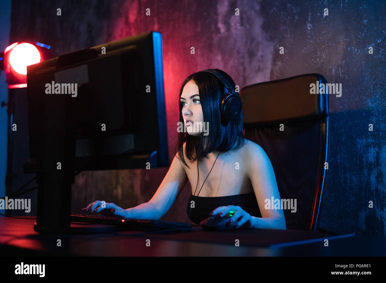 Porträt von einem besorgten Frau mit einem PC in der Nacht zu Hause. Stockfoto