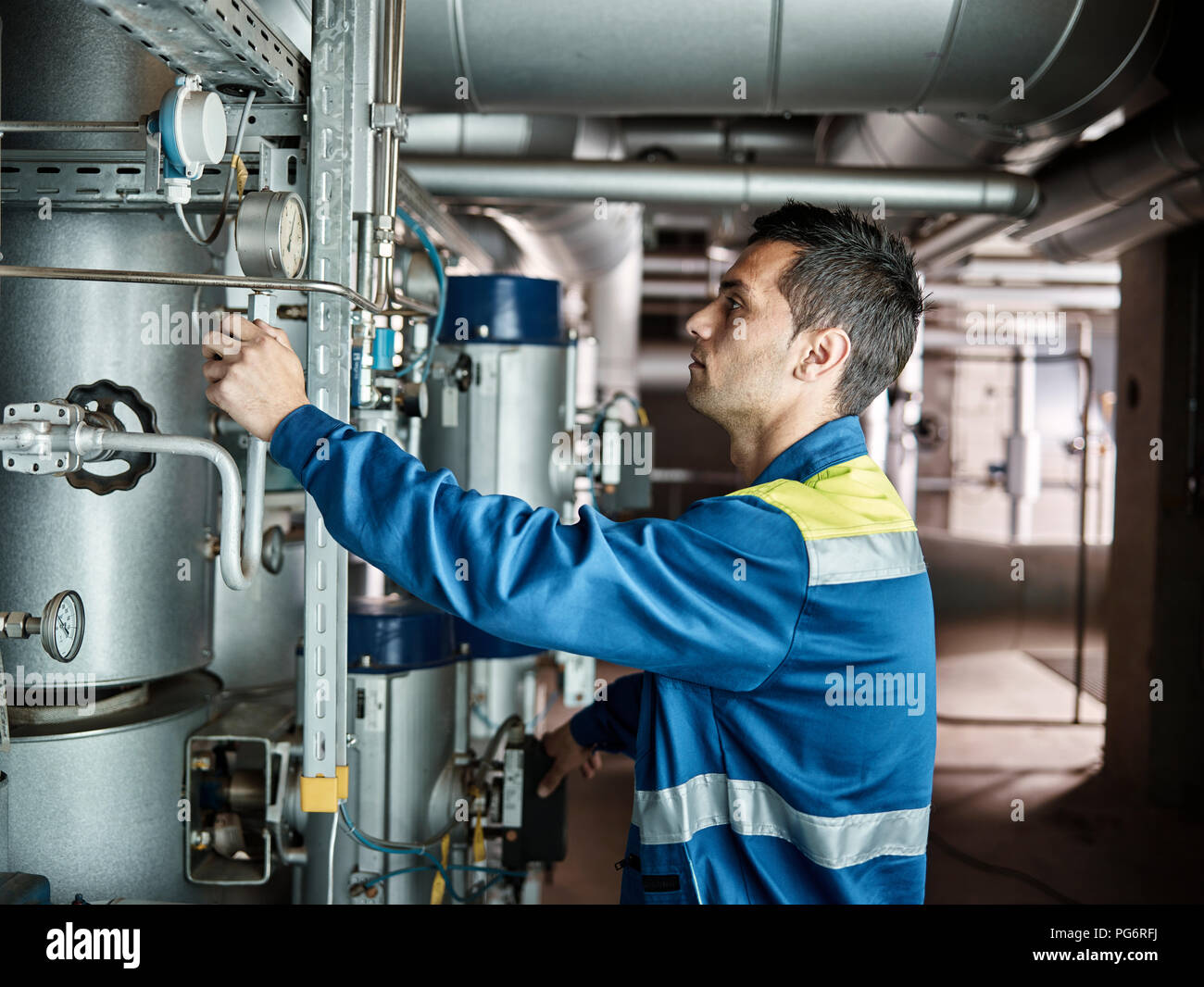 Rumänien, Holzbearbeitung, Arbeiter der Maschine überprüfen Stockfoto