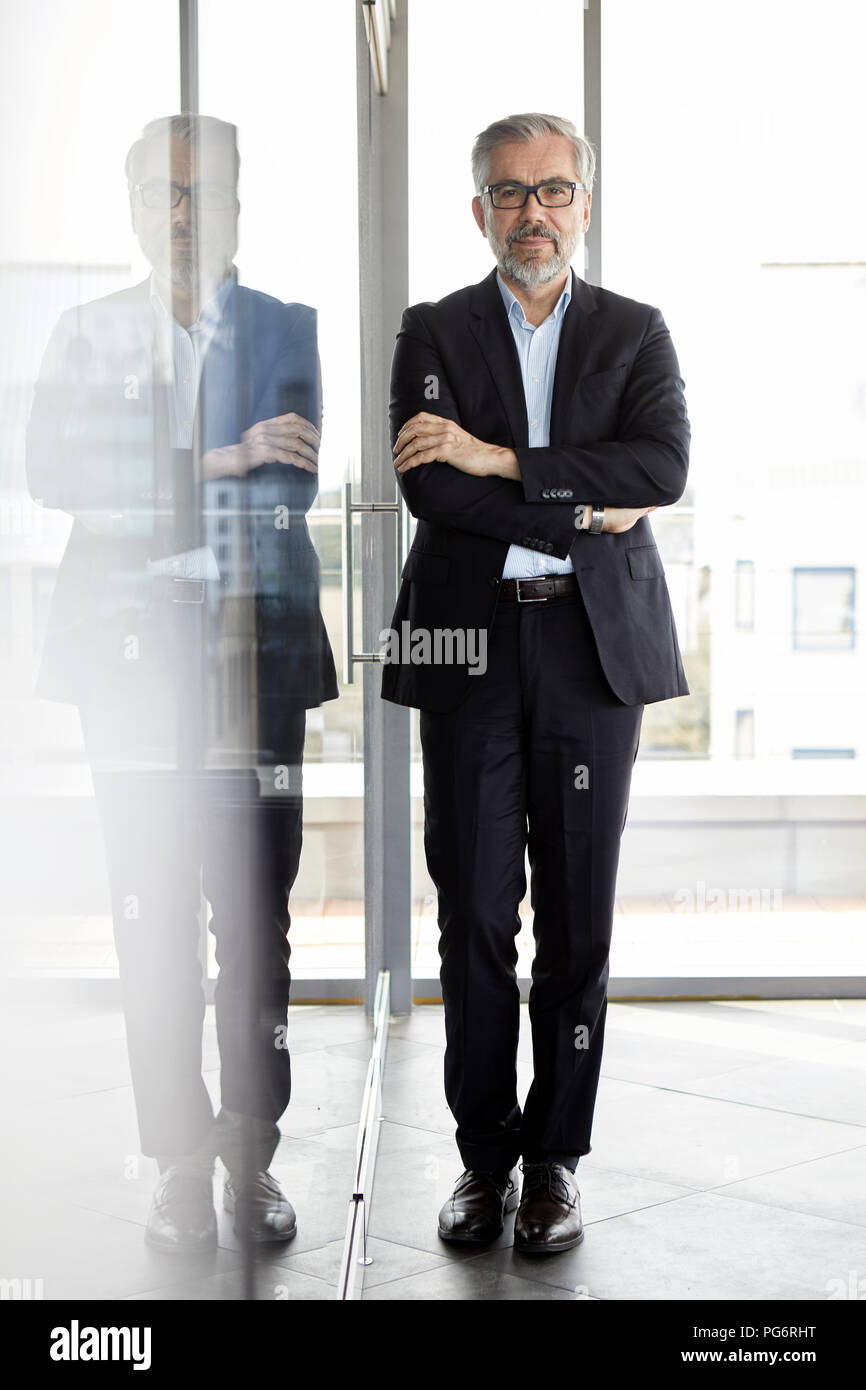 Porträt von zuversichtlich Geschäftsmann im Büro stehen Stockfoto