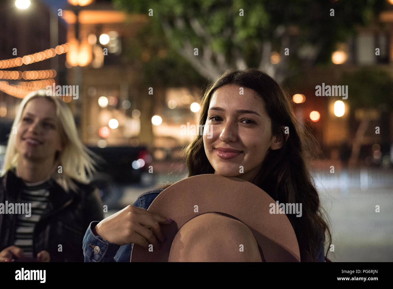 Zwei junge Frauen auf der Straße in der Nacht Stockfoto