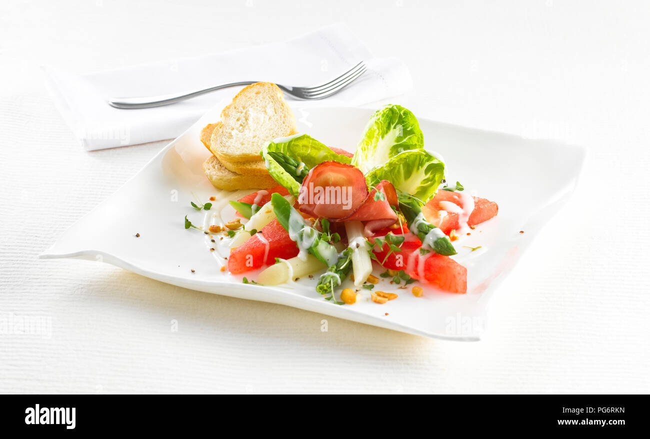 Wassermelone Spargelsalat mit Schinken Stockfoto