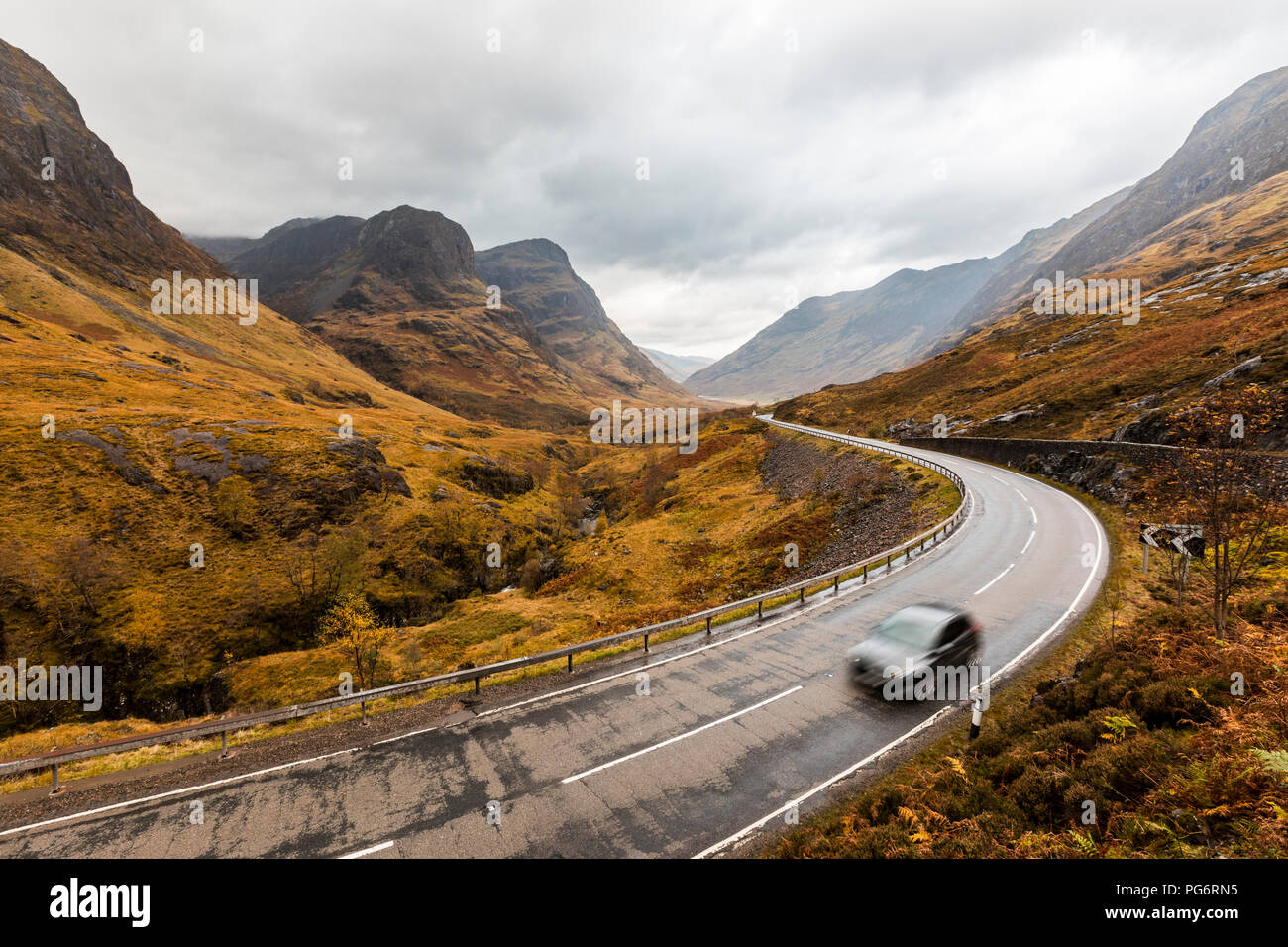 Großbritannien, Schottland, malerischen Straße durch die Berge in den schottischen Highlands in der Nähe von Trencin mit Blick auf die Drei Schwestern Stockfoto