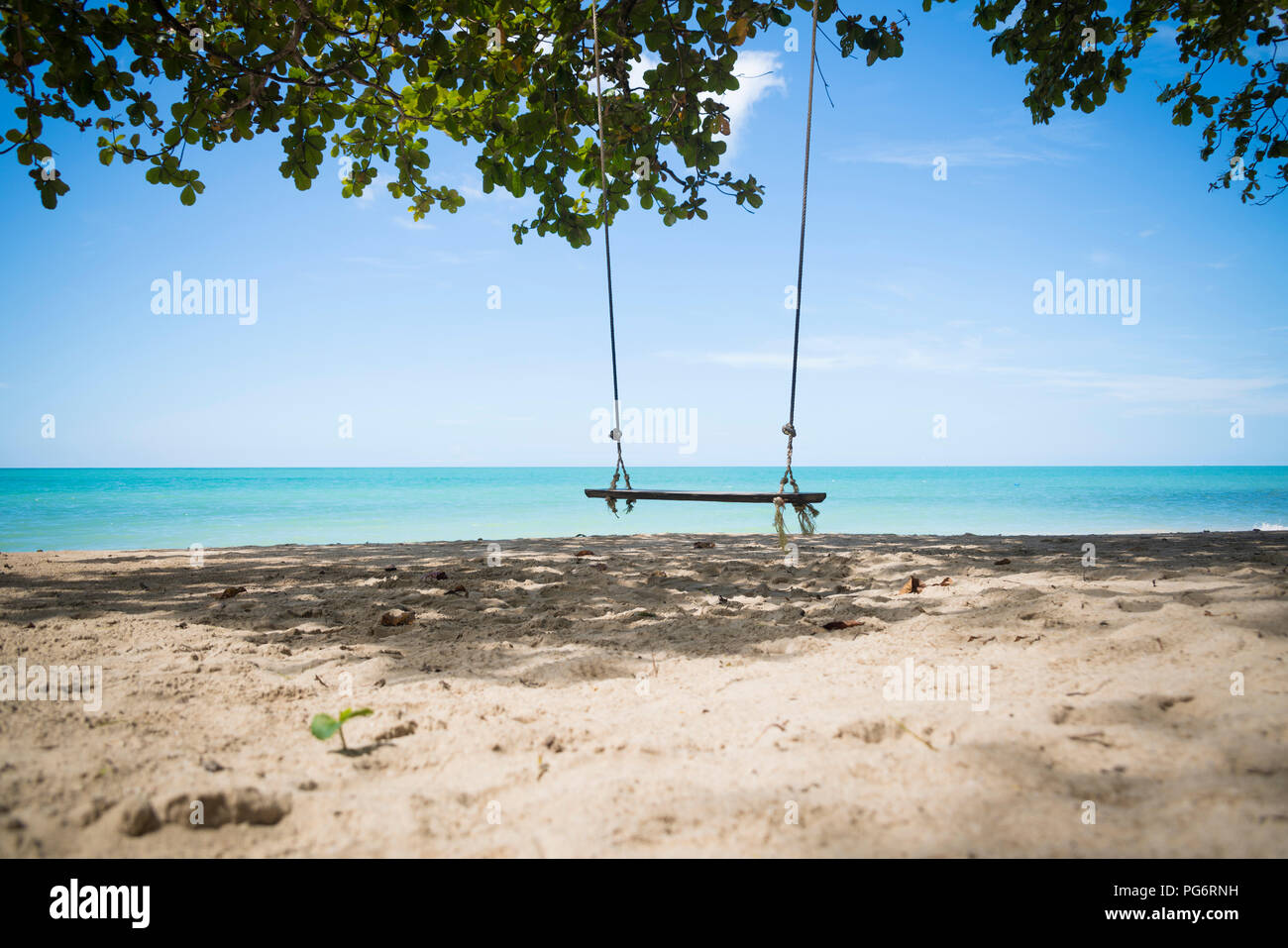 Thailand, Khao Lak, leere Schwingen am Strand Stockfoto