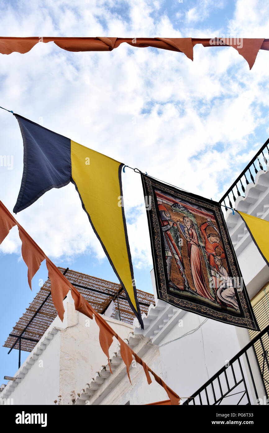 Spanien, Nerja, Malaga. Das jährliche Festival der drei Kulturen, Mauren, Juden und Christen. Fahnen und Wimpel. Stockfoto
