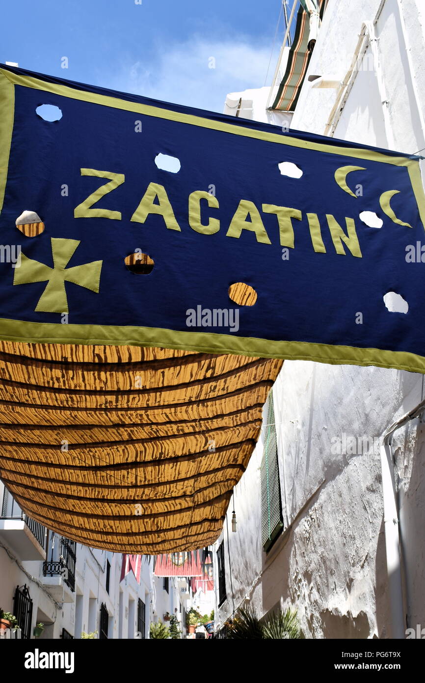 Spanien, Nerja, Malaga. Das jährliche Festival der drei Kulturen, Mauren, Juden und Christen. Zacatin Handwerkermarkt Banner. Stockfoto