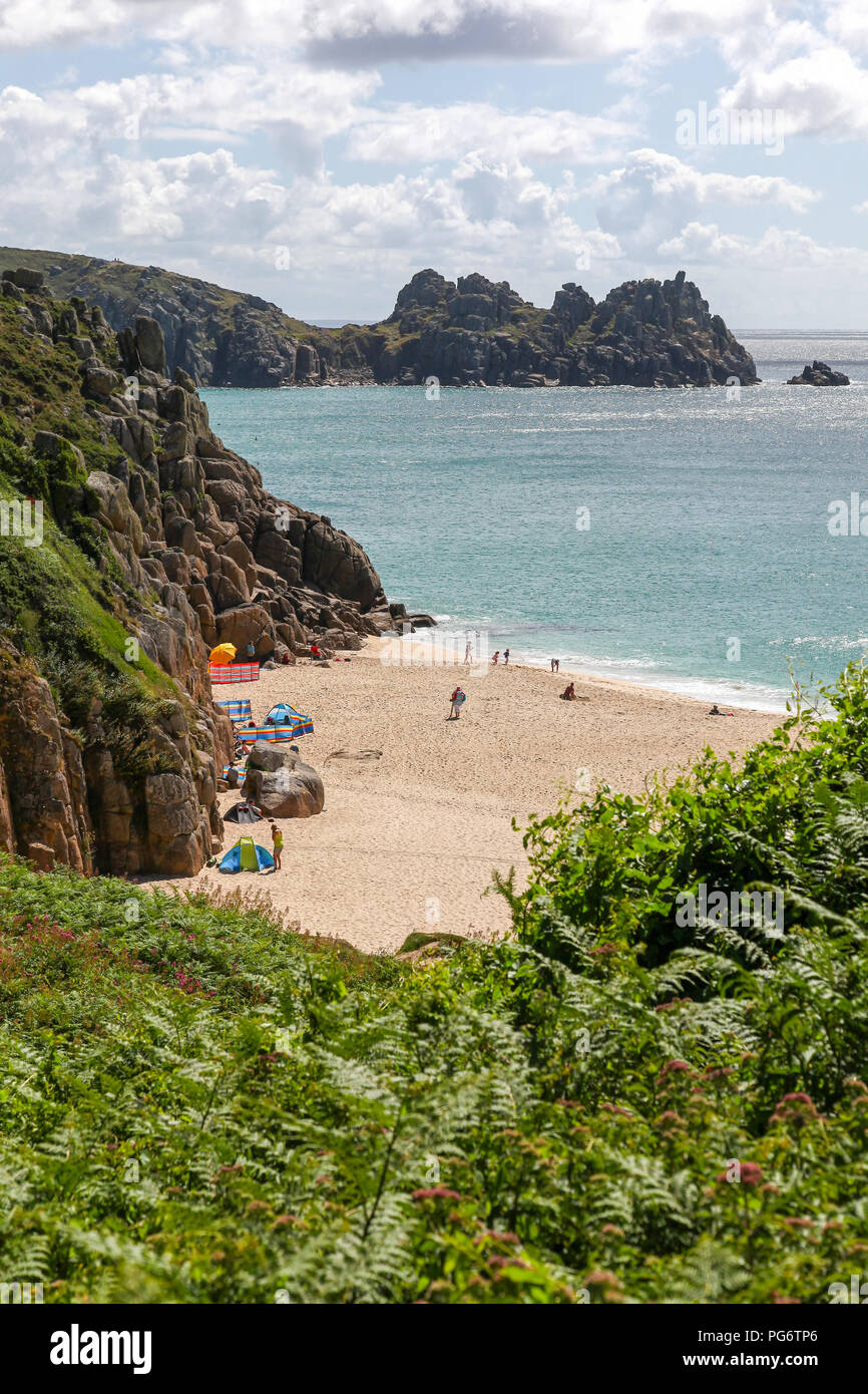 Der Strand bei Porthcurno Bay, Cornwall, South West England, Großbritannien Stockfoto