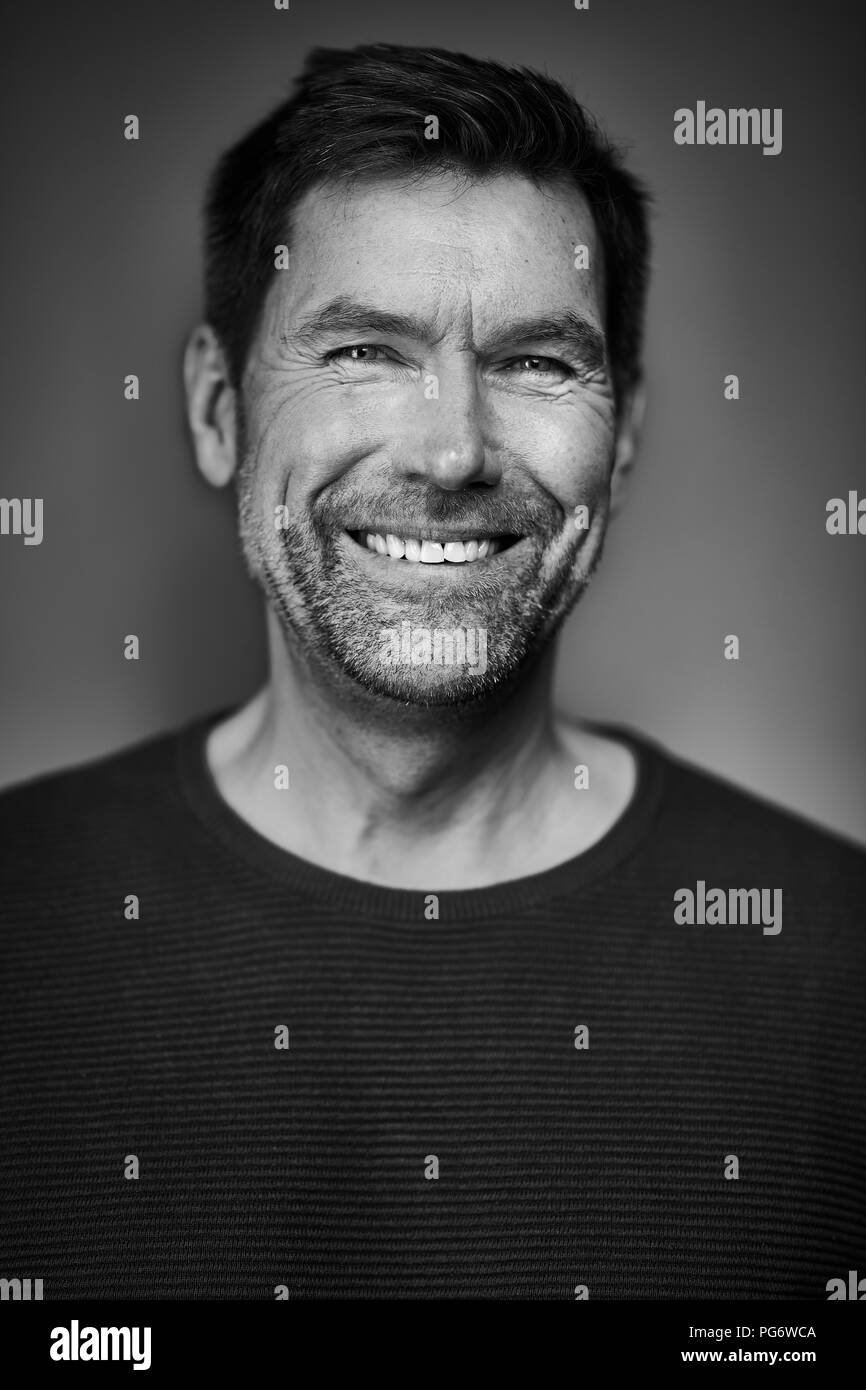 Portrait von lächelnden Mann, Schwarz und Weiß Stockfoto