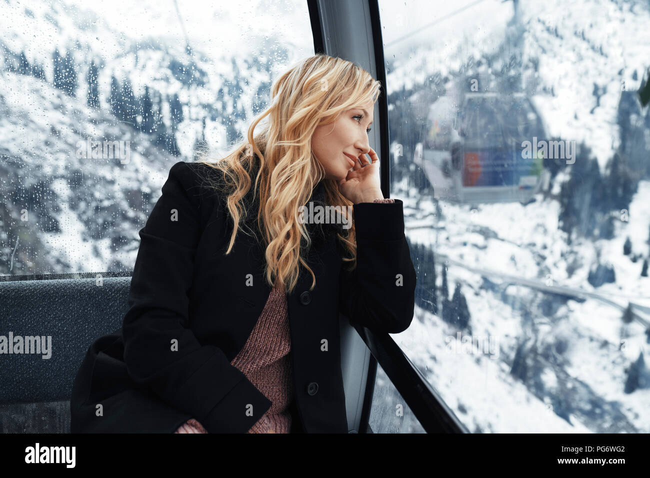 Schweiz, Alpen, Frau an der Bergkette von der Seilbahn Gondel suchen Stockfoto
