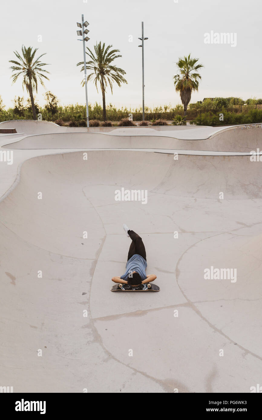 Junge Chinesen ruht auf Skateboard in der Nähe des Strandes Stockfoto