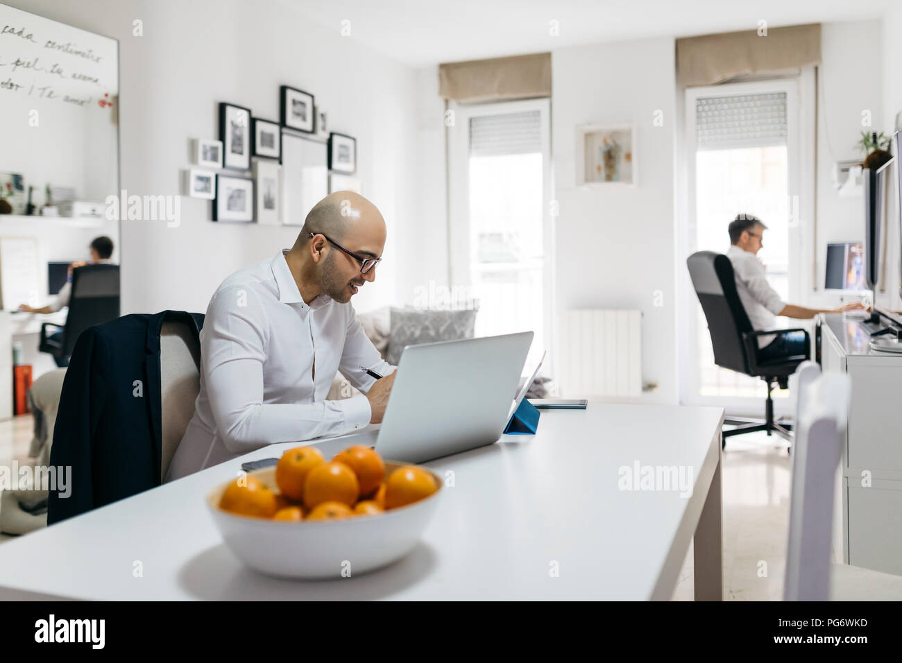 Zwei Männer arbeiten im Home Office Stockfoto