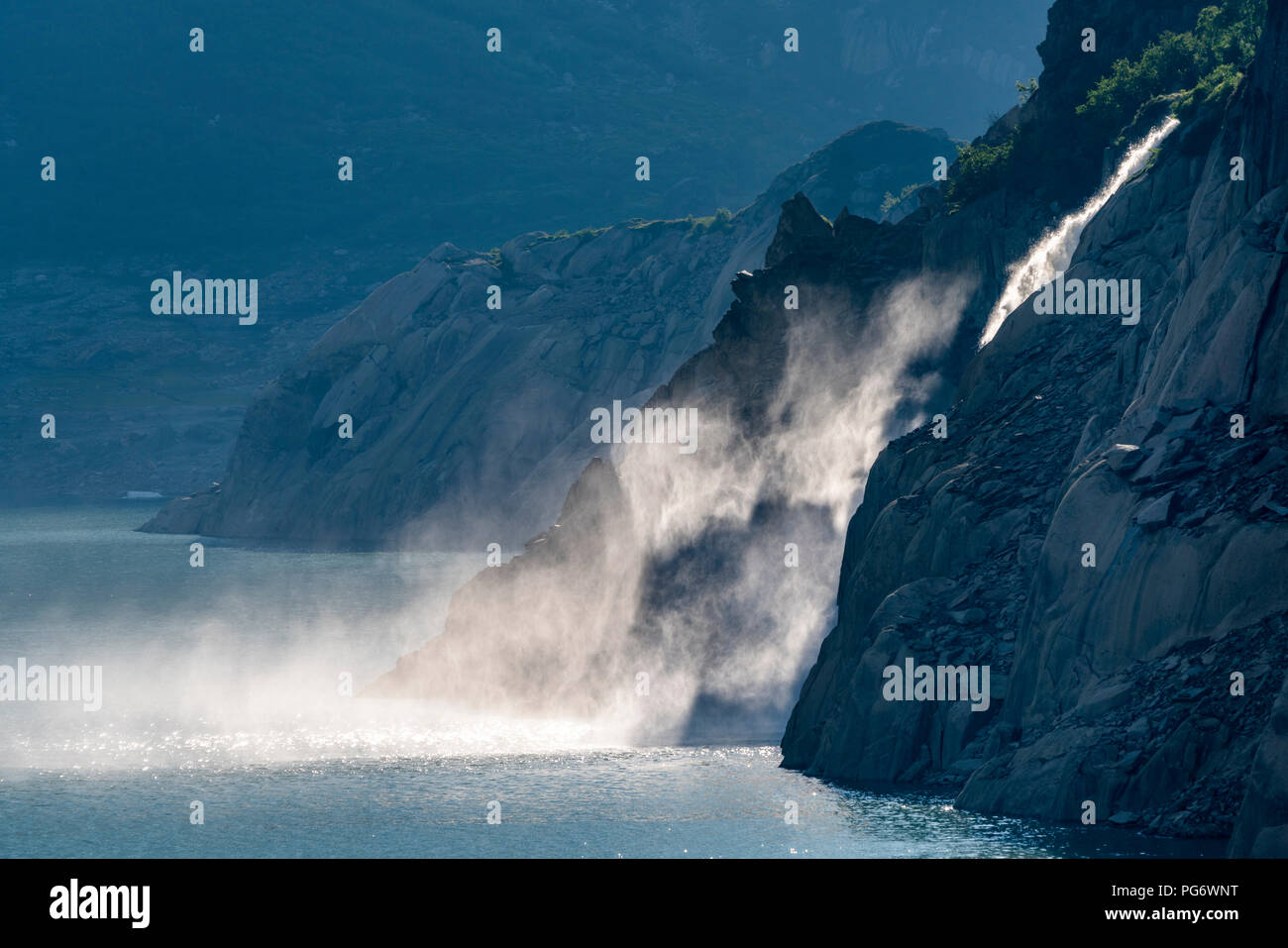 Schweiz, Kanton Uri, Göschenen, See, Wasserfall Goescheneralpsee Stockfoto