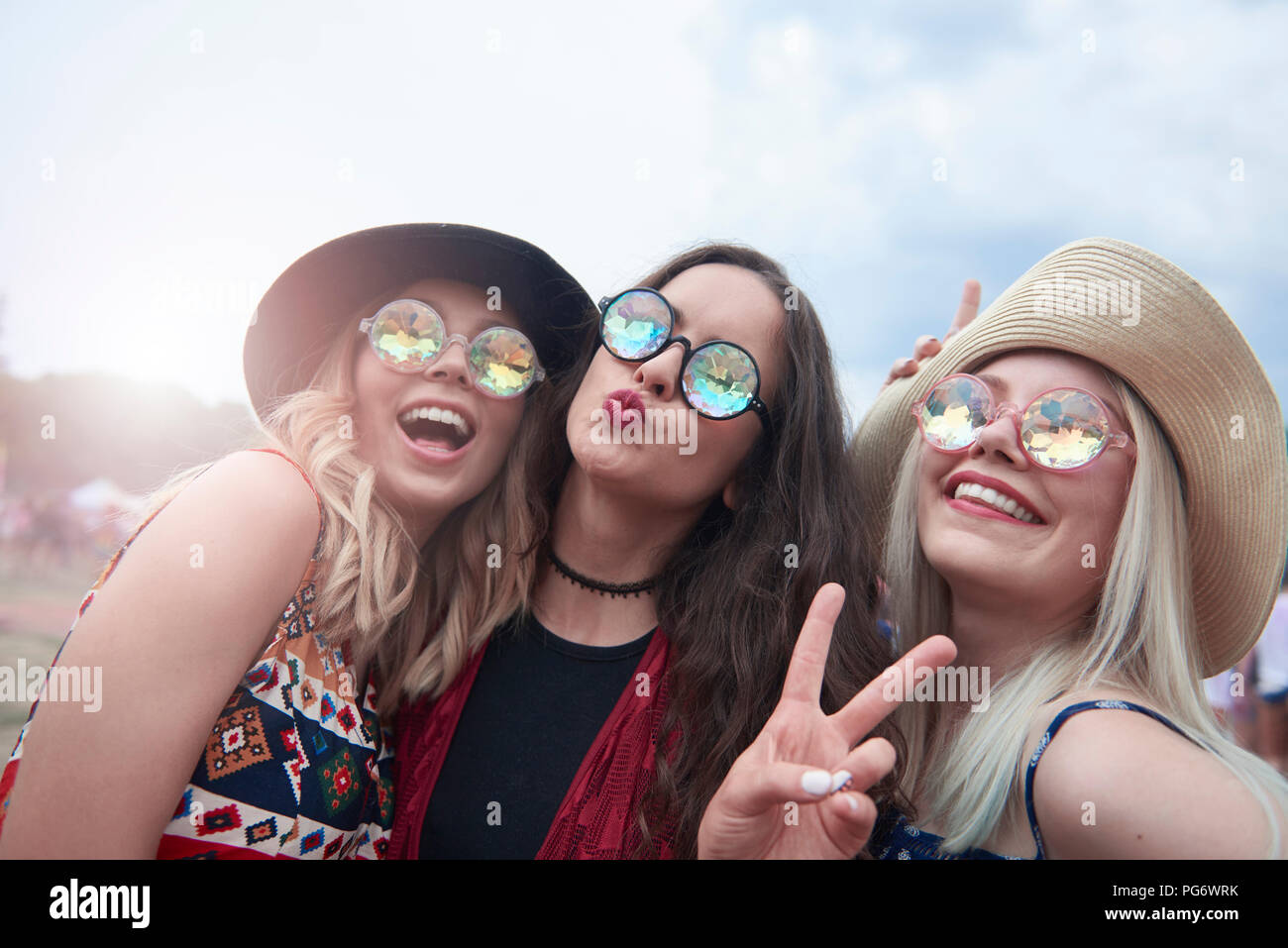 Portrait von drei Frauen, die Spaß an der Musik Festival Stockfoto