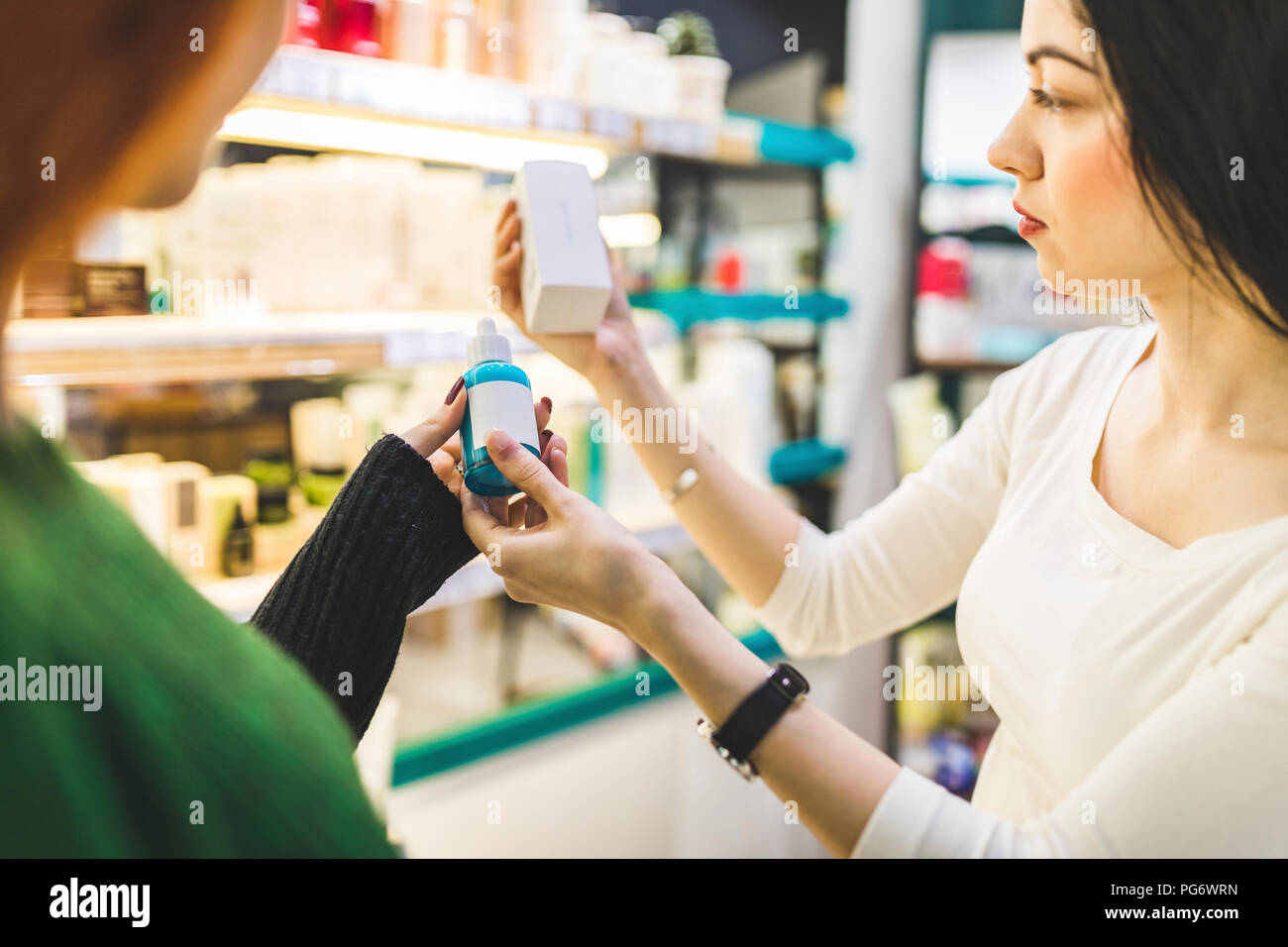 Zwei Frauen in einem kosmetik Shop versuchen, Produkte Stockfoto