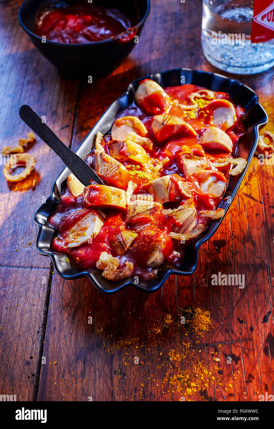 Currywurst mit Barbecue Sauce Stockfoto