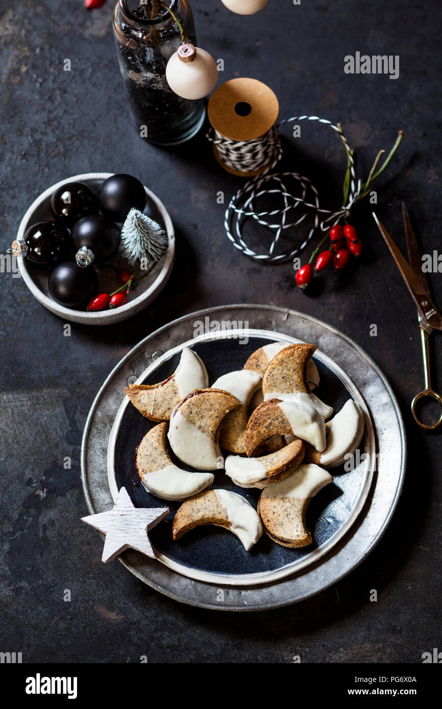 Mürbteig Gebäck mit Mohn- und weißer Schokolade gefüllt mit Trauben Gelee Stockfoto