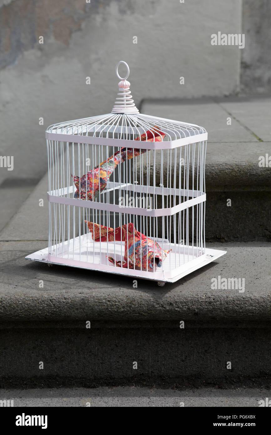 Origami coi im Käfig Stockfoto