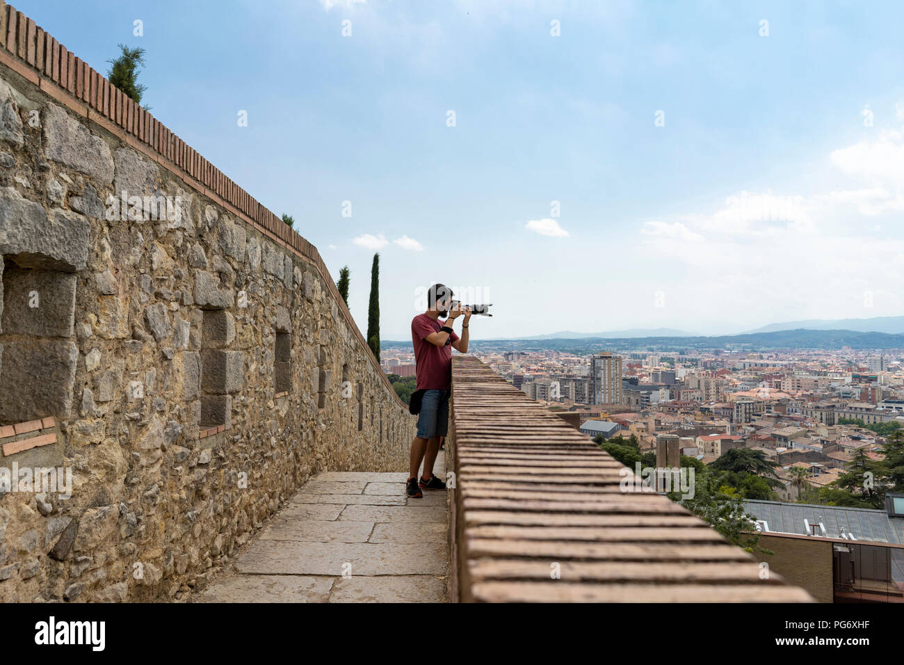 Spanien, Girona, Mann an der castletaking Bild der Stadt Stockfoto